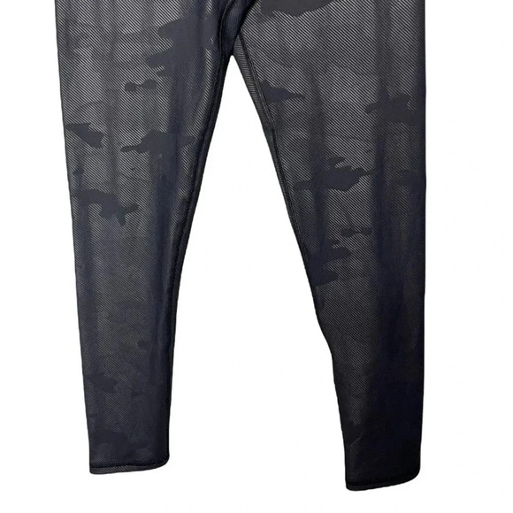 Vie Active Rockell 7/8 Leggings in Black Camo Brushed Size Small - Picture 5 of 6